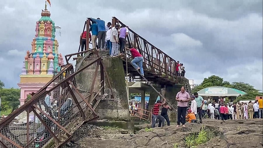 <div class="paragraphs"><p>Rescue operations at the bridge over the Indrayani river which collapsed in Pune.&nbsp;</p></div>