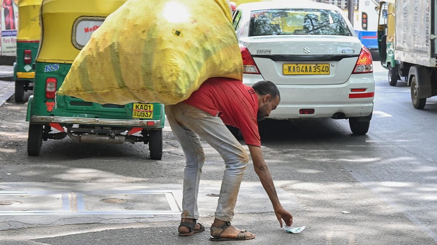 <div class="paragraphs"><p>A man collecting plastic bottles fell on road to help clean environment in Bengaluru.</p></div>