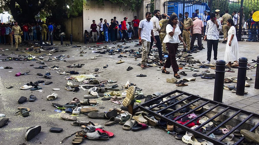 <div class="paragraphs"><p>Footwears lie on the ground outside the Chinnaswamy Stadium following a stampede </p></div>