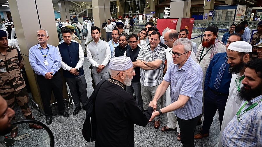 <div class="paragraphs"><p>J&amp;K CM Omar Abdullah welcomes Haj pligrims back to the UT.</p></div>