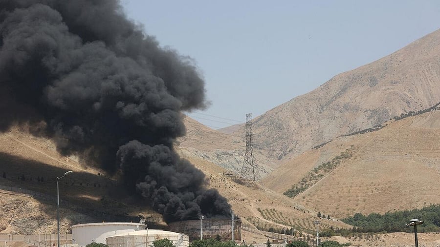 <div class="paragraphs"><p>Smoke rises following attack on Sharan Oil depot in Tehran</p></div>