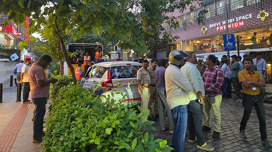 <div class="paragraphs"><p>Vendors argue with police personnel from the Cubbon Park station during the eviction drive. </p></div>