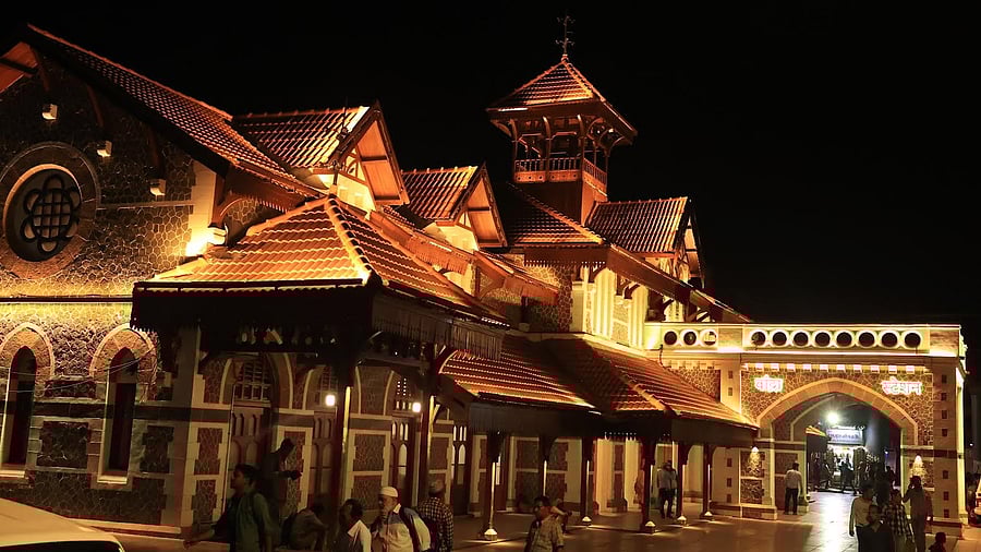 <div class="paragraphs"><p>Bandra station.</p></div>