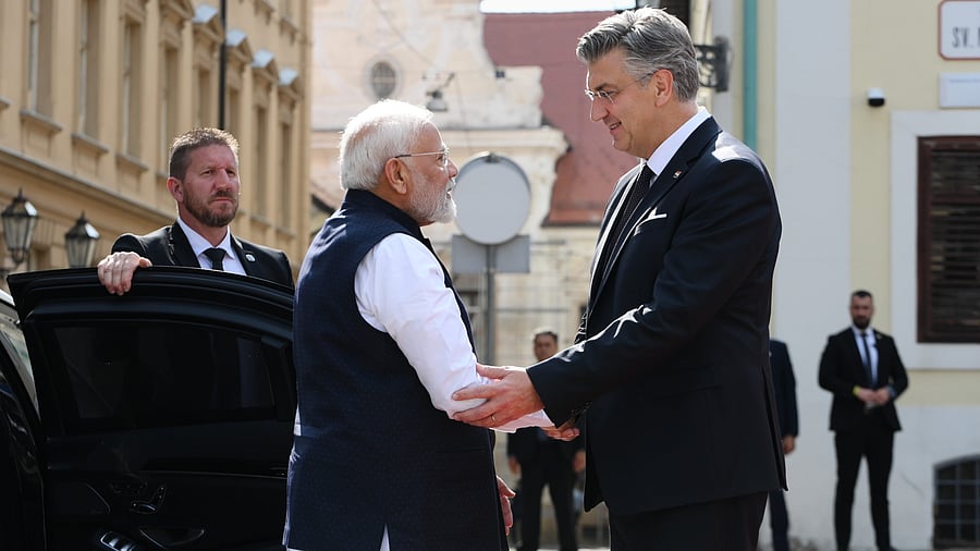 <div class="paragraphs"><p>PM Modi&nbsp;was accorded a ceremonial welcome on his arrival for the talks.</p></div>