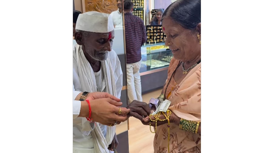 <div class="paragraphs"><p>A screengrab from the video showing an old man at the jewellery shop</p></div>