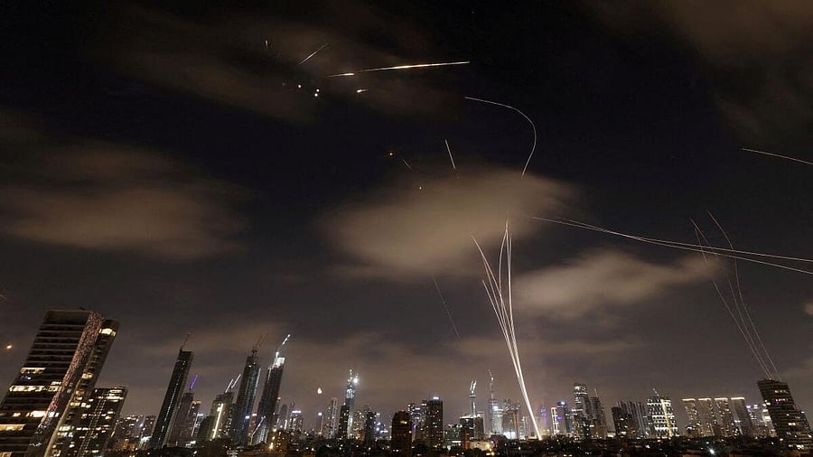 <div class="paragraphs"><p>Missiles launched from Iran are intercepted as seen from Tel Aviv</p></div>