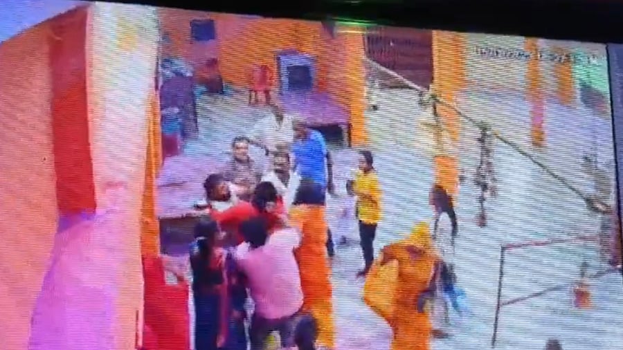 <div class="paragraphs"><p>A screengrab of the viral video of the incident. </p></div>