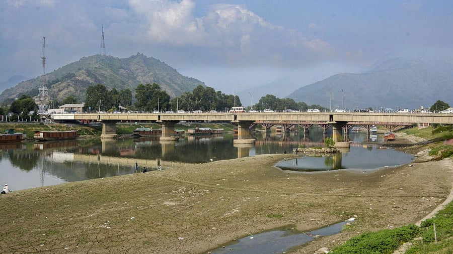<div class="paragraphs"><p>Heatwave in Kashmir: Srinagar witnesses hottest June day in 20 years at 35.2 deg C</p></div>