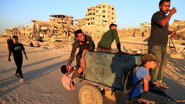 <div class="paragraphs"><p>Palestinians use a cart to transport a wounded man, who was shot by Israeli fire while trying to reach aid trucks brought into northern Gaza by the United Nations</p></div>