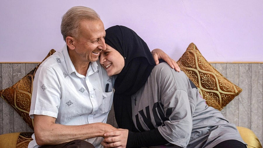 <div class="paragraphs"><p>Kashmiri students return from Iran.</p></div>