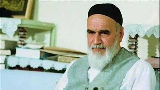 <div class="paragraphs"><p>A picture of Ayatollah Rohullah Khomeini</p></div>