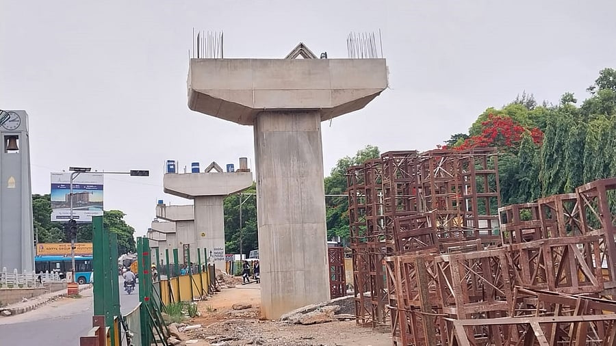 <div class="paragraphs"><p>Image showing the under construction flyover.</p></div>