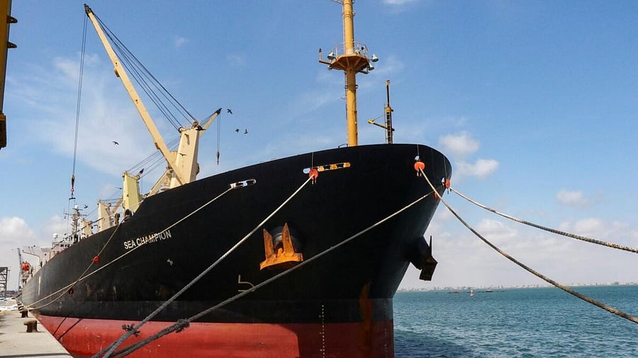 <div class="paragraphs"><p>Houthis threaten US ships if Washington joins strikes on Iran</p></div>