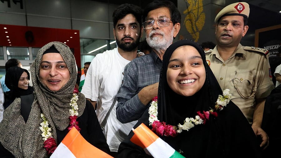 <div class="paragraphs"><p>Stranded Indian students return from Iran</p><p></p></div>