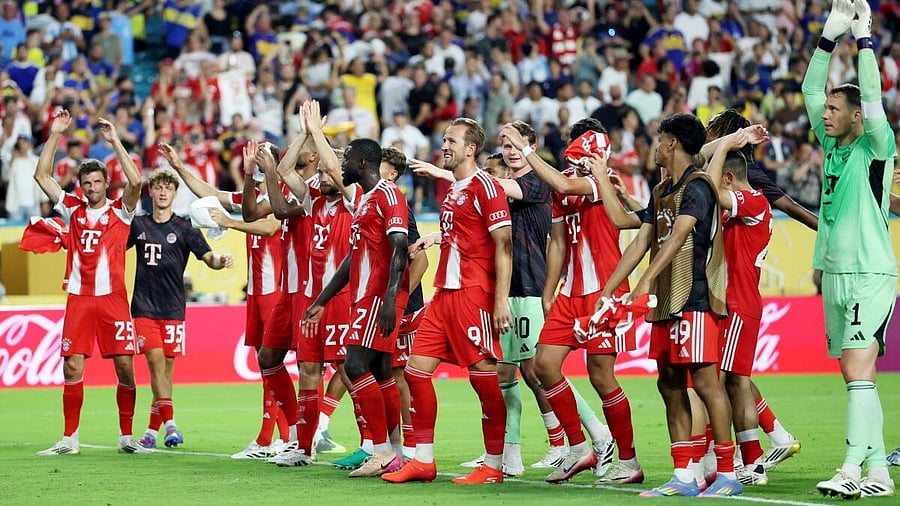 <div class="paragraphs"><p>Bayern Munich's Harry Kane and teammates applaud fans after the match.</p></div>