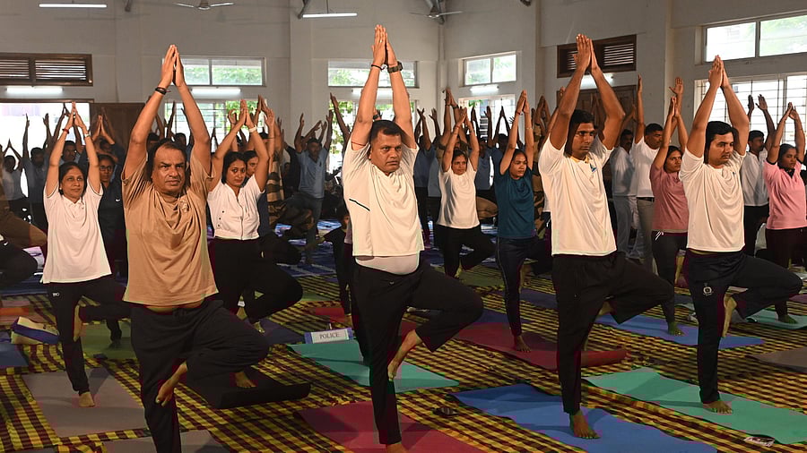 <div class="paragraphs"><p>DK MP Capt Brijesh Chowta, ZP CEO Dr Anandh K , DC Darshan H V and others during International Yoga Day, at Town hall in Mangaluru.  </p></div>