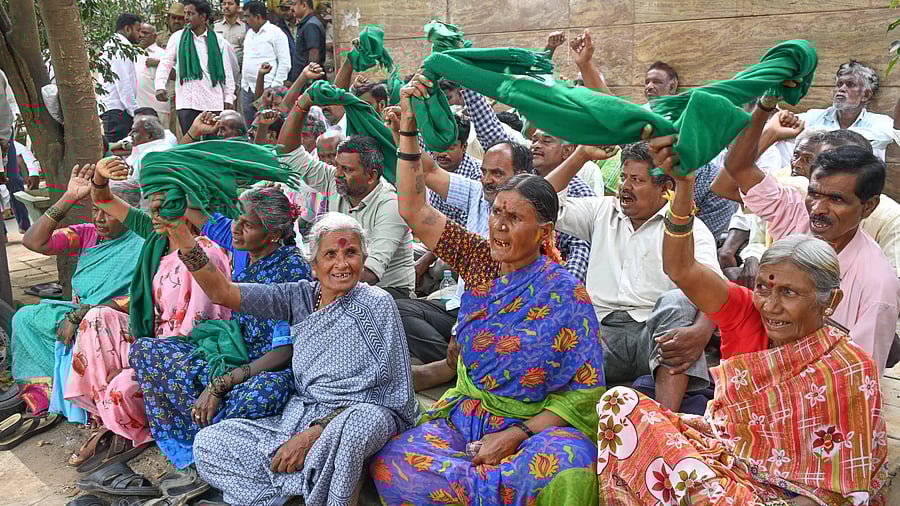 <div class="paragraphs"><p>Farmers protesting in Devanahalli. </p></div>
