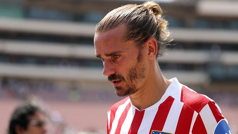 <div class="paragraphs"><p> Atletico Madrid's Antoine Griezmann looks dejected after being knocked out of the FIFA Club World Cup </p></div>