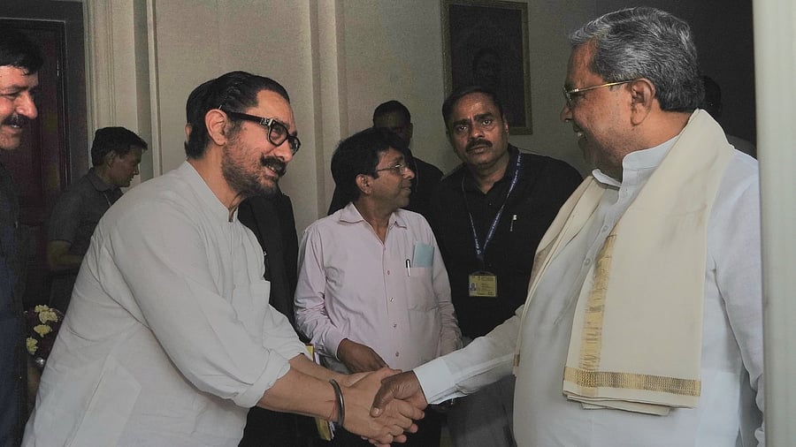 <div class="paragraphs"><p>Aamir Khan meets&nbsp;Karnataka Chief Minister Siddaramaiah in Delhi.</p></div>