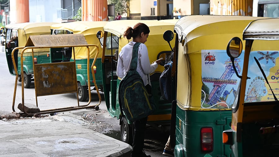 Ever since bike taxis stopped operating on June 16, passengers have complained that online auto rides have become both costlier and scarce. DH FILE PHOTO 