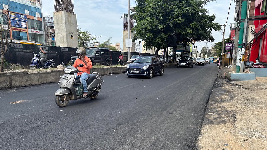 The service road of ORR in Ramamurthy Nagar was recently asphalted. DH PHOTO/Naveen Menezes