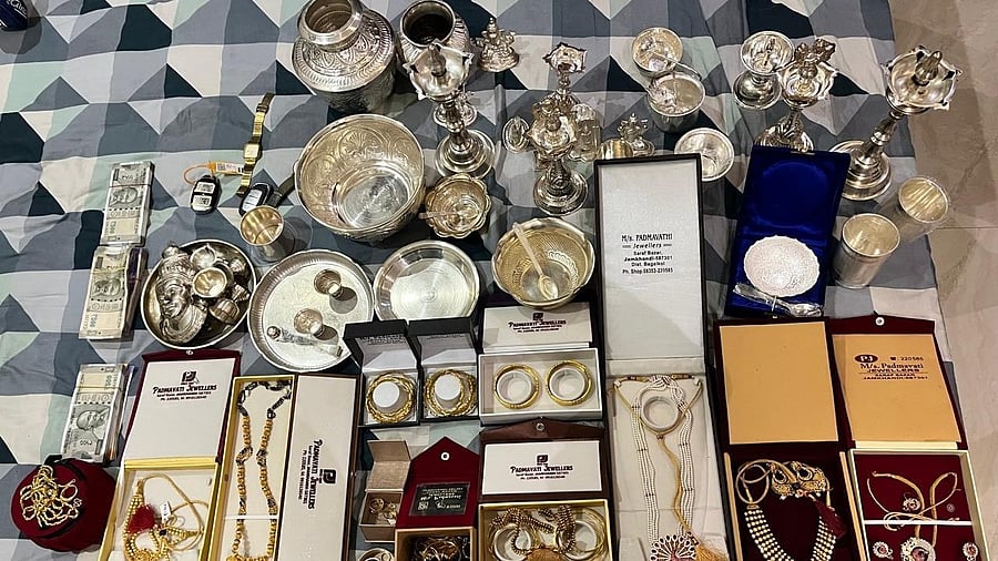<div class="paragraphs"><p>Lokayukta sleuths unearthed gold and diamond ornaments, and silver articles during a raid on the residence of KNNL, Dharwad Chief Engineer Ashok Vasand’s residence at Ramthirth Nagar in Belagavi&nbsp;on&nbsp;Tuesday.</p></div>