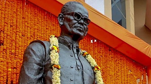 <div class="paragraphs"><p>Statue of Jayaprakash Narayan</p></div>