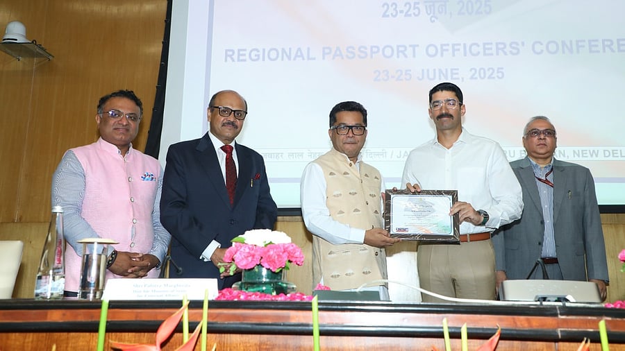 <div class="paragraphs"><p>Image showing the certificate of recognition being presented.</p></div>
