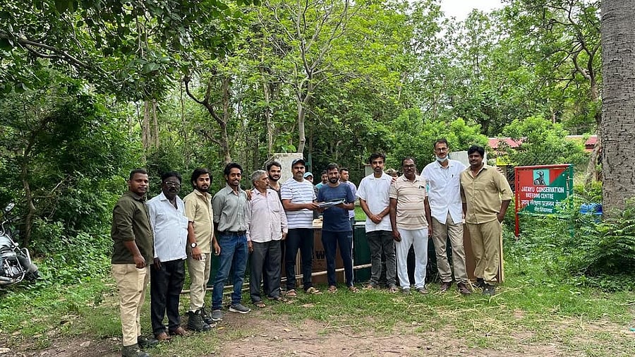 <div class="paragraphs"><p>10 long-billed vultures handed over to Nehru Zoological Park in Hyderabad </p></div>