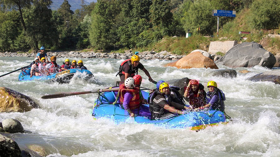 <div class="paragraphs"><p> Tourists participate in river rafting.</p></div>