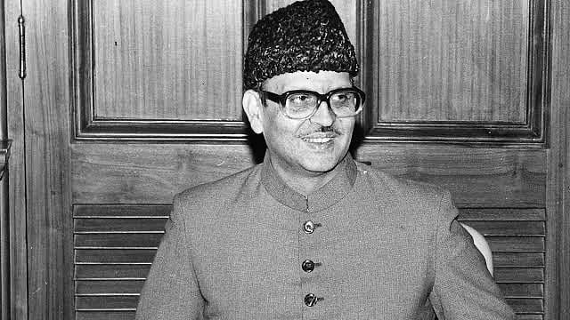 <div class="paragraphs"><p>Former PM V P Singh</p></div>