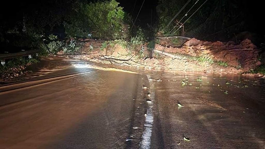 <div class="paragraphs"><p>Soil collapsed due to a landslide near Maranahalli, on national highway, in Sakleshpur taluk, Hassan district, on Wednesday night.</p></div>