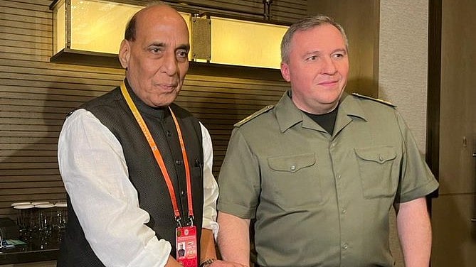 <div class="paragraphs"><p>Defence Minister Rajnath SIngh (lef) with&nbsp;Belarusian Defense Minister Lieutenant General Viktor Khrenin (right).</p></div>