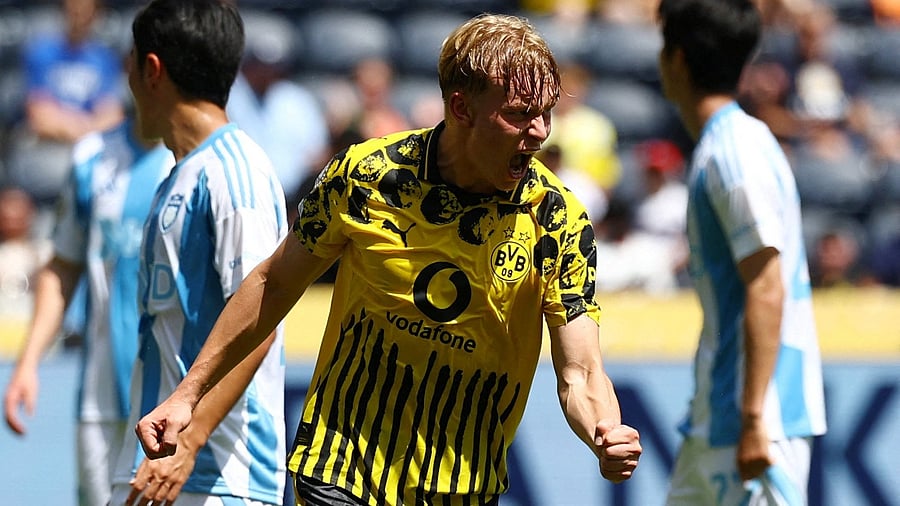 <div class="paragraphs"><p> Borussia Dortmund's Daniel Svensson celebrates scoring their first goal </p></div>
