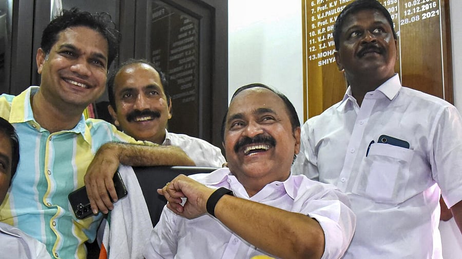 <div class="paragraphs"><p>V D Satheesan celebrates the Nilambur win with other Congress leaders. </p></div>