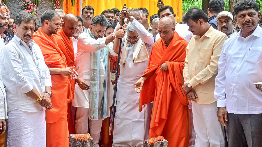 Chief Minister Siddaramaiah and Deputy Chief Minister D K Shivakumar at the ground-breaking ceremony for the construction of Kempegowda Bhavana in Bengaluru on Friday. DH PHOTO/Prashanth HG