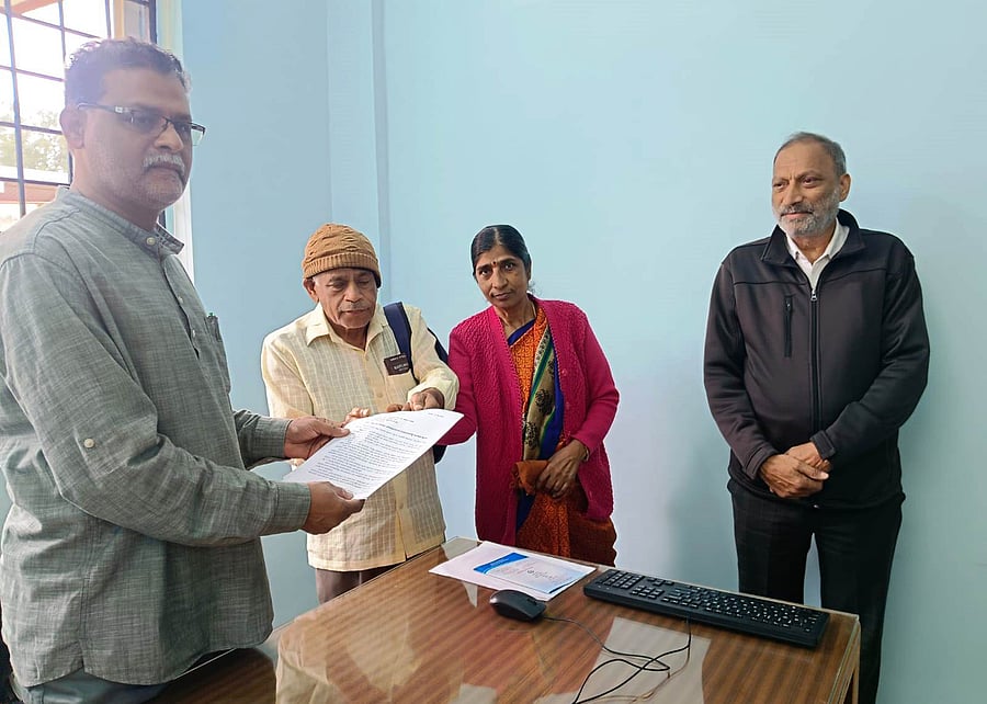 <div class="paragraphs"><p>Farmer D R Vjaya and his wife H N Parvathi submit an appeal for euthanasia to Tahsildar in Mudigere on Friday. </p></div>