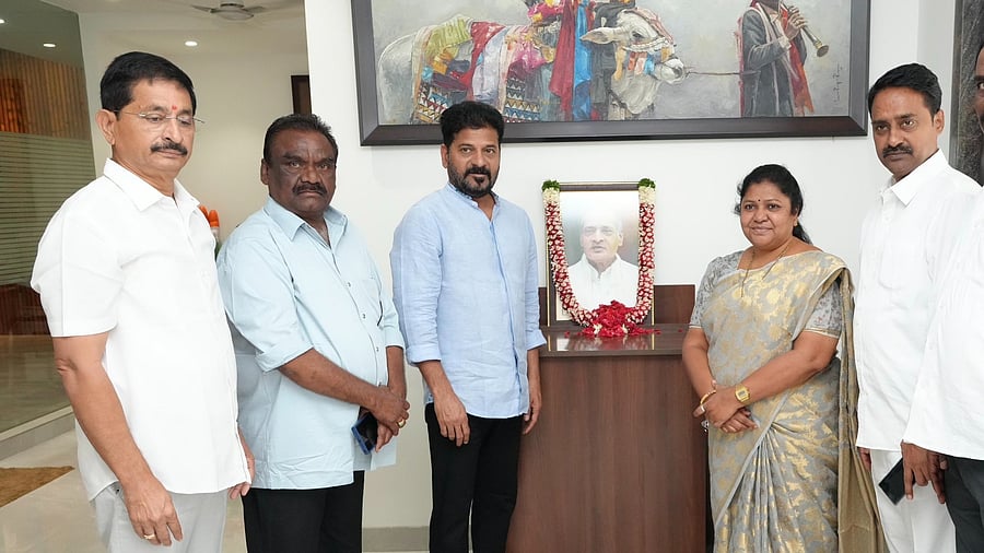 <div class="paragraphs"><p>Telangana pays homage to P V Narasimha Rao on 104th birth anniversary</p></div>