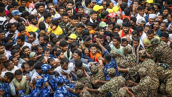 <div class="paragraphs"><p>Security personnel manage the crowd during the annual ‘Rath Yatra’ festival celebration, at the Jagannath Temple, in Puri</p></div>