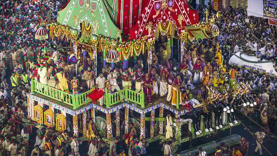 <div class="paragraphs"><p>People pull chariots of Lord Jagannath, Lord Balabhadra and Goddess Subhadra during the annual ‘Rath Yatra’, at the Jagannath Temple, in Puri, Odisha.</p></div>