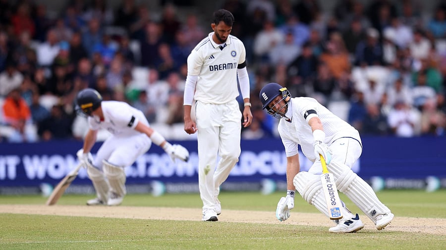 <div class="paragraphs"><p>England's Joe Root and Jamie Smith in action against India's Prasidh Krishna.</p></div>