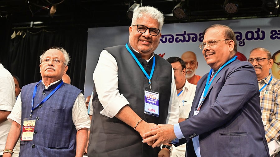 <div class="paragraphs"><p>Union Minister for Environment, Forests and Climate Change Bhupender Yadav and retired Karnataka High Court judge Justice K Bhaktavatsala shake hands at a seminar on&nbsp;"Caste Census: Past and Preview" in Bengaluru, on Saturday. Former member of Karnataka Public Service Commission K Mukudappa is seen. DH PHOTO/PRASHANTH H G</p></div>