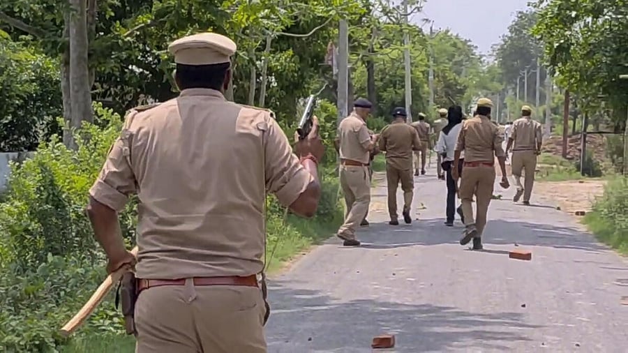 <div class="paragraphs"><p>Police personnel in action amid protest by members of a community over the alleged caste-based tonsuring of a Bhagwat Katha preacher and his aide, in Etawah district, Uttar Pradesh.&nbsp;</p></div>