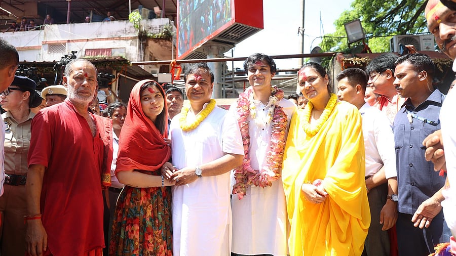 <div class="paragraphs"><p>Assam CM Himanta Biswa Sarma with his family at the Ambubachi Mela.</p></div>