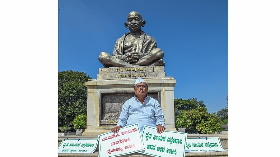 <div class="paragraphs"><p>File photo of B R Patil while on a one-man dharna in front of the Gandhi statue on the Vidhana Soudha premises in Bengaluru demanding the implementation of MSP for fartmers.</p></div>