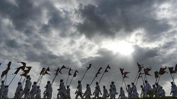 <div class="paragraphs"><p>People take part in the 'palkhi', palanquin, of Gajanan Maharaj of Shegaon, in Solapur, Maharashtra</p></div>