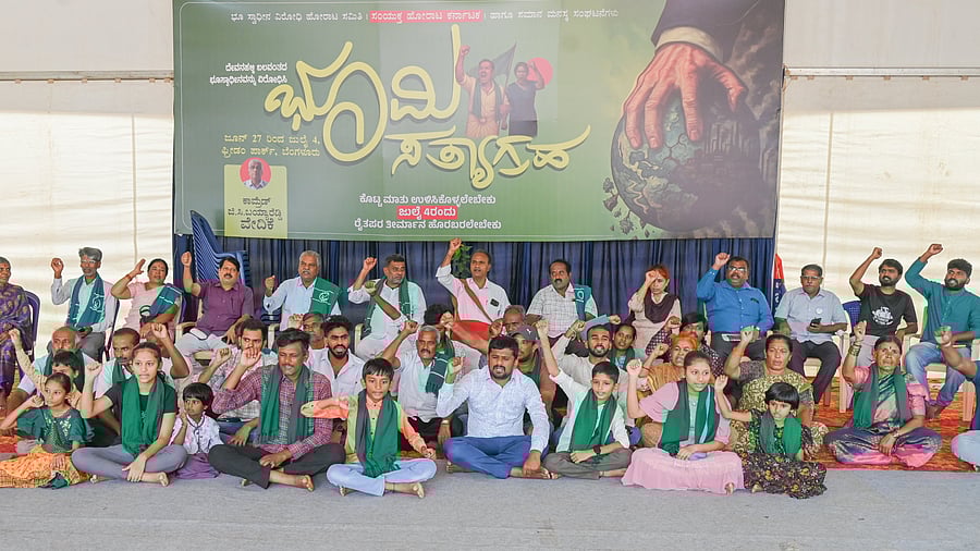 <div class="paragraphs"><p>Farmers from Channarayapatna, Devanahalli taluk, at the ‘Bhoomi Satyagraha’ at Freedom Park on Sunday. </p></div>