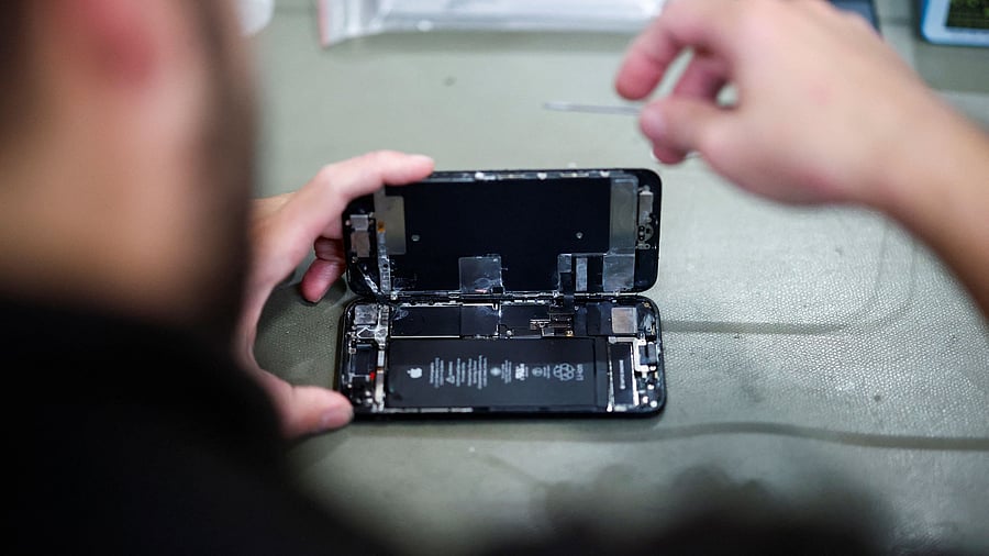 <div class="paragraphs"><p>A representative image of a smartphone repair technician working on an Apple iPhone.</p></div>