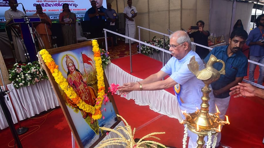 <div class="paragraphs"><p>File photo of Kerala Governor Rajendra Arlekar paying respect to a Bharat Mata photo.&nbsp;</p></div>