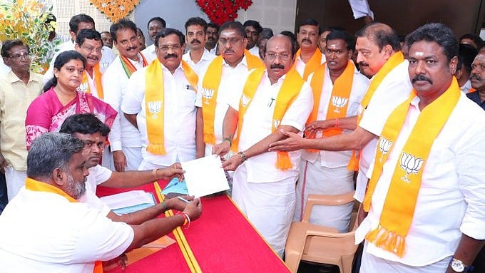 <div class="paragraphs"><p>V P Ramalingam filing his nomination for the post. </p></div>